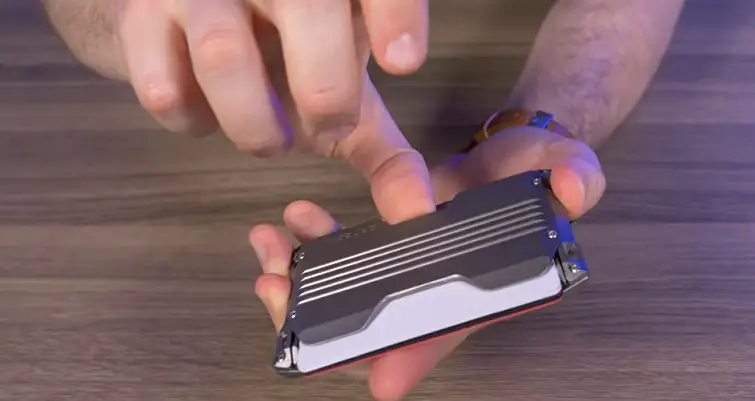 Dango A10 adapt bi-fold wallet thumb push