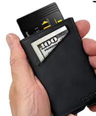Fidelo Minimalist Cards wallet in hand